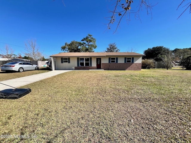 ranch-style home featuring a front lawn