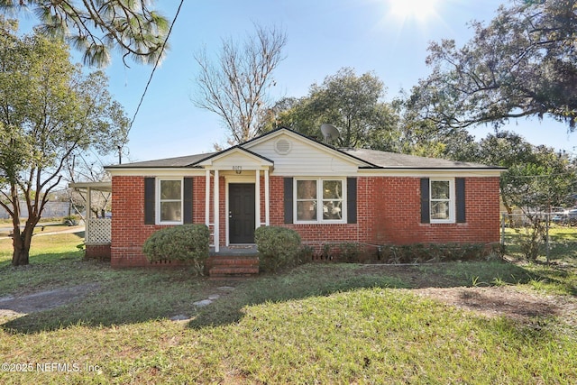 view of front of home featuring a front yard