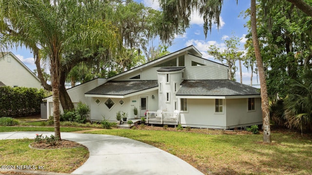 view of front facade with a front lawn