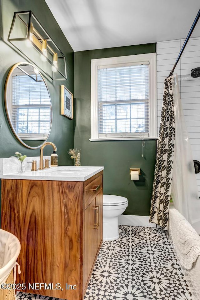 full bathroom featuring vanity, toilet, and shower / tub combo with curtain