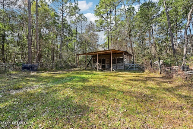 view of yard featuring an outbuilding