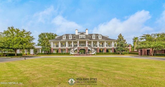 view of front of home featuring a front lawn