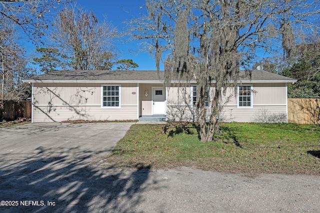 single story home with a front lawn