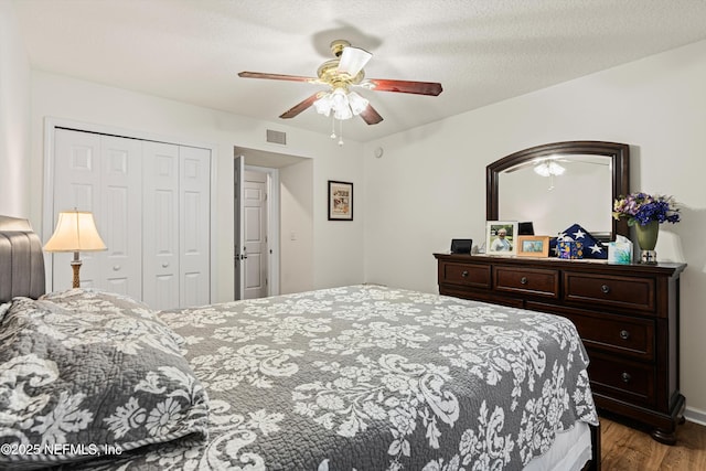 bedroom featuring hardwood / wood-style floors, ceiling fan, a textured ceiling, and a closet