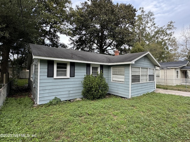 view of front of property featuring a front yard