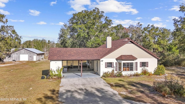 single story home featuring a front yard