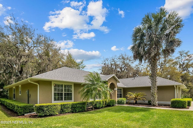 single story home with a front lawn