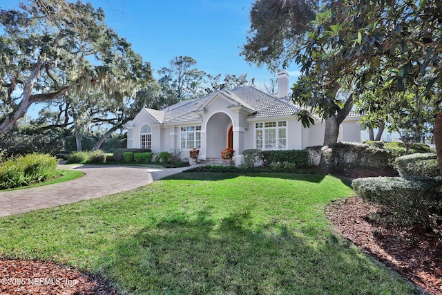 view of front of property featuring a front lawn