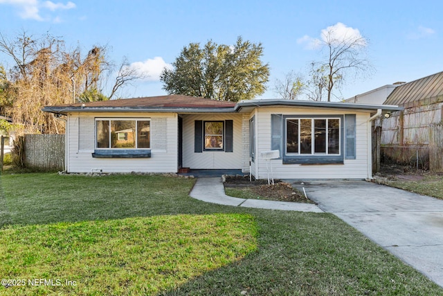 single story home featuring a front lawn