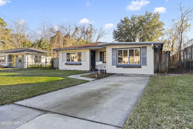 ranch-style home featuring a front lawn