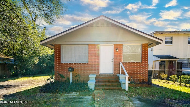 bungalow featuring a front yard