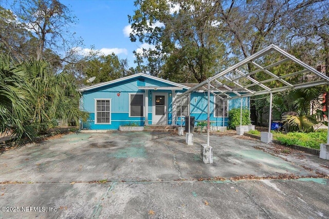 view of front facade featuring a carport