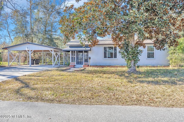 view of front of house featuring a carport and a front yard