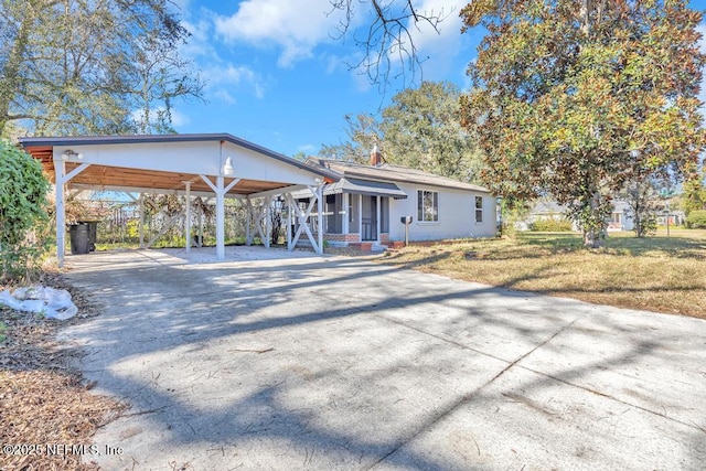 view of front of house featuring a carport and a front lawn