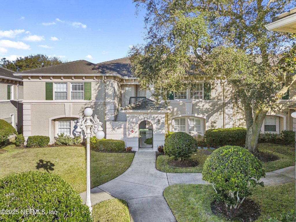 view of front of property featuring a front yard