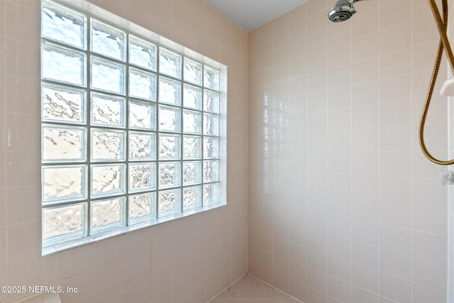 bathroom featuring a tile shower