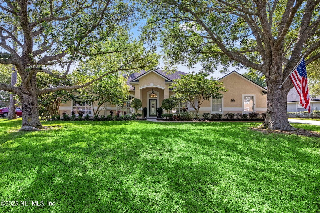 ranch-style home featuring a front lawn