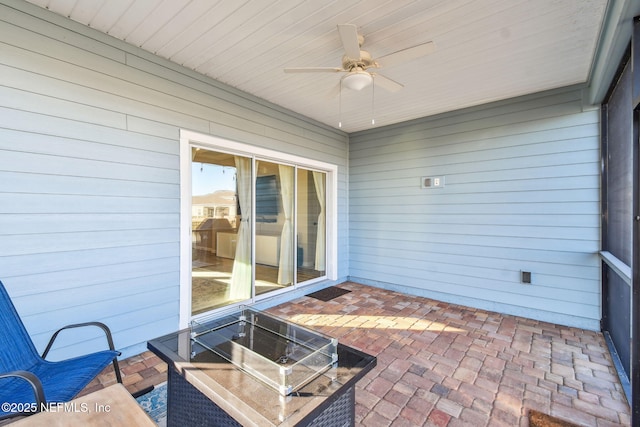 sunroom with ceiling fan