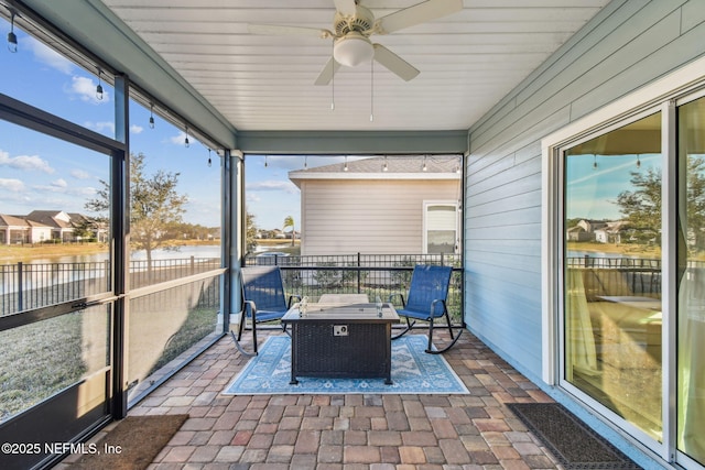 sunroom with ceiling fan