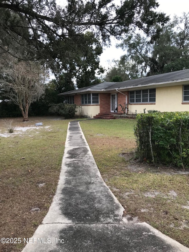 view of front of house featuring a front lawn