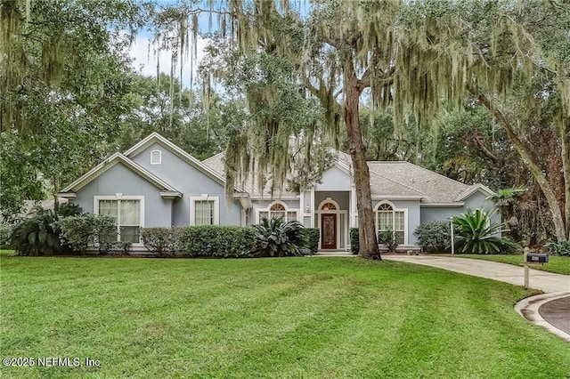 ranch-style house featuring a front yard