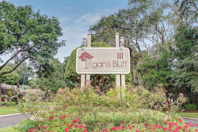 view of community / neighborhood sign