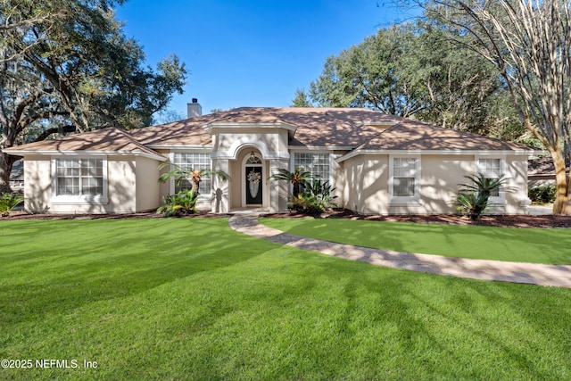 view of front facade featuring a front lawn