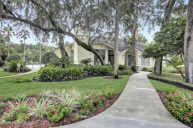 view of front facade featuring a front yard