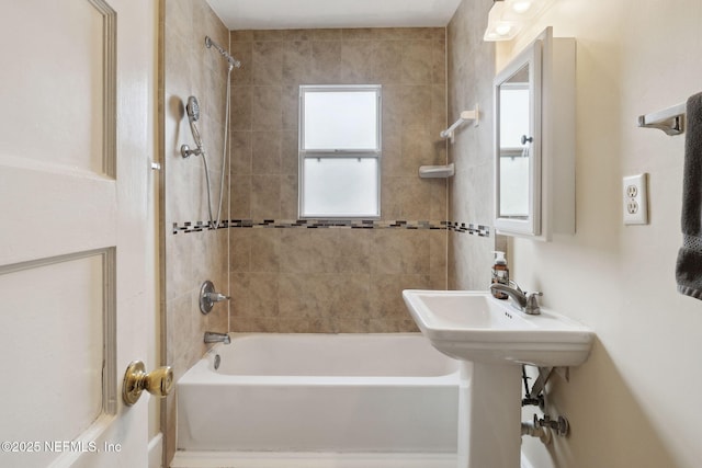 bathroom with tiled shower / bath