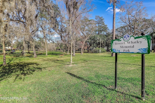 view of property's community featuring a lawn