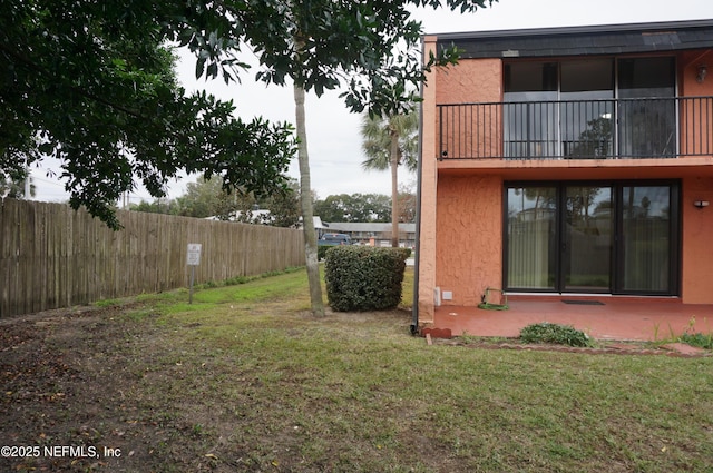 view of yard with a balcony