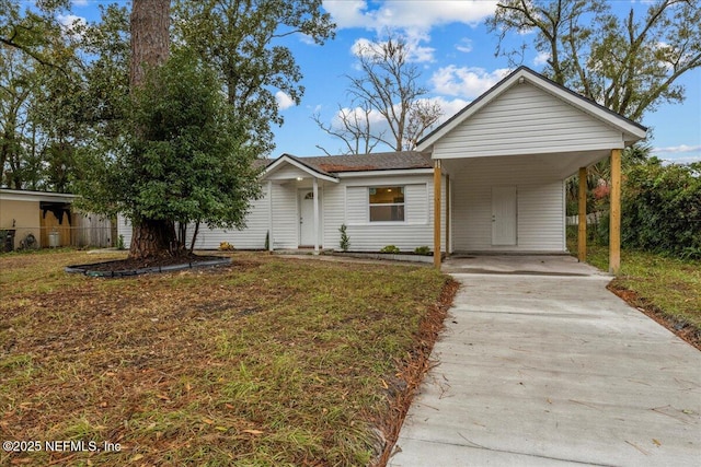 view of front of home featuring a front yard and a carport