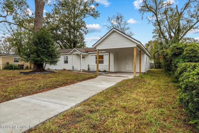 view of front facade featuring a carport and a front lawn