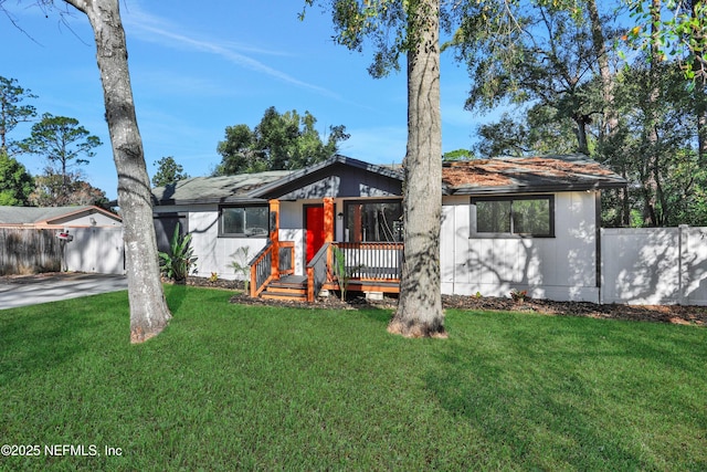 ranch-style house featuring a front lawn