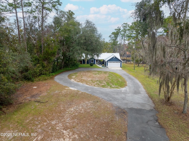 view of front of property featuring a front yard and a garage