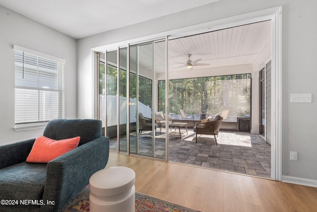 sunroom with ceiling fan