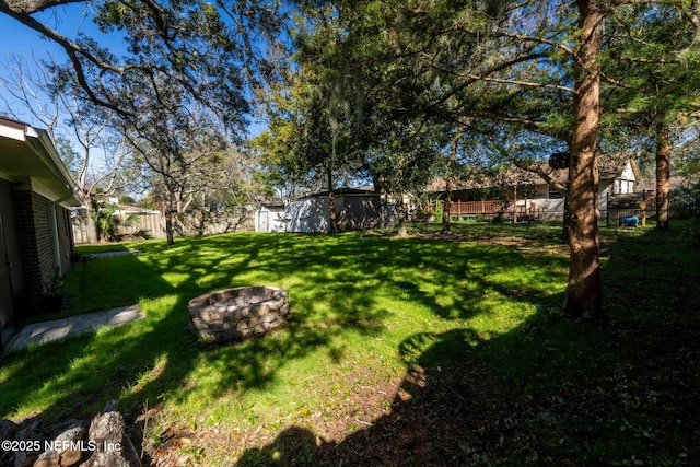 view of yard featuring an outdoor fire pit