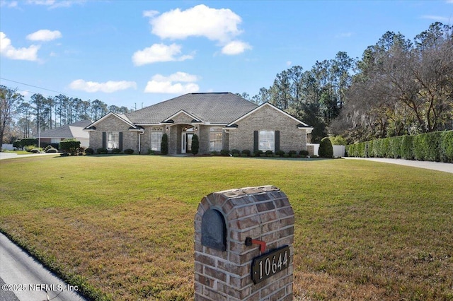 view of front of property featuring a front yard