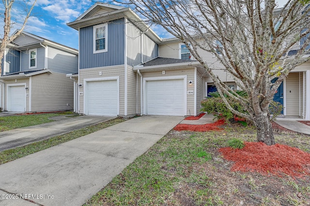 view of front property featuring a garage