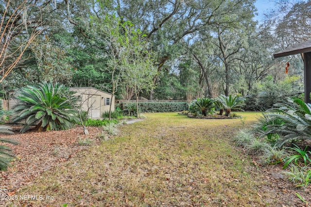 view of yard featuring an outdoor structure