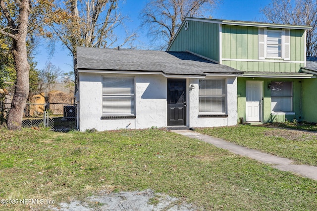 view of front of home with a front lawn