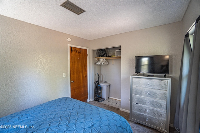 bedroom featuring a textured ceiling and a closet