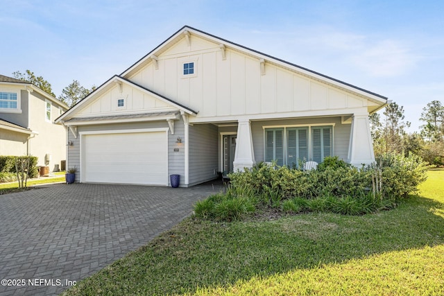 view of front facade with a garage and a front yard