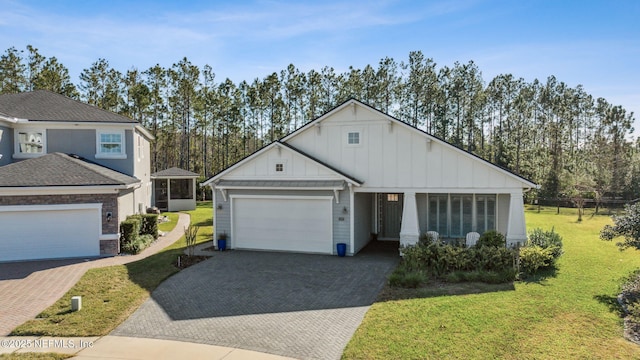 view of front facade featuring a garage and a front yard