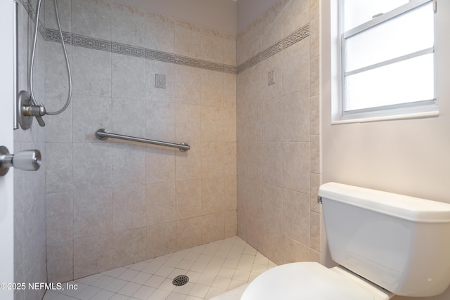 bathroom featuring toilet and tiled shower