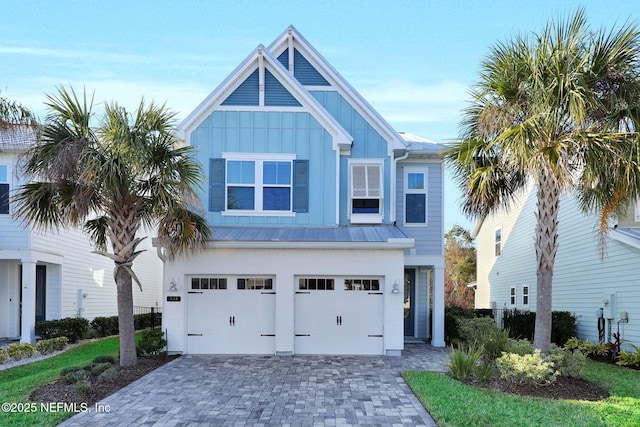 view of front facade featuring a garage