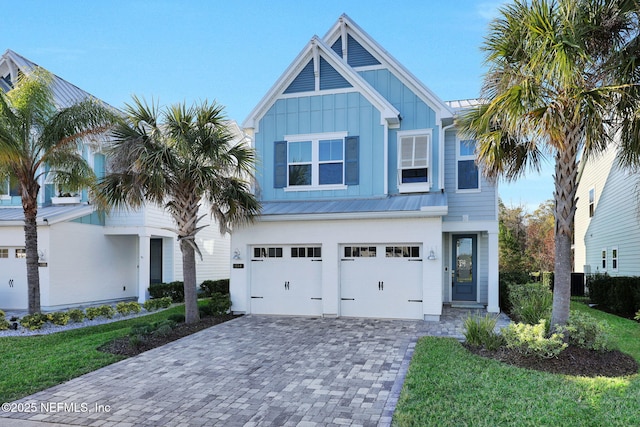 view of front facade featuring a garage