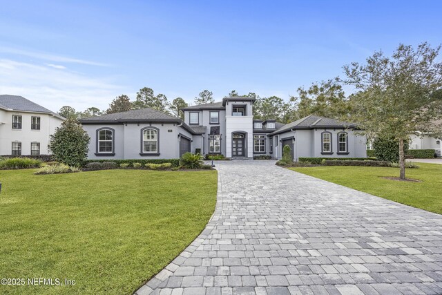 view of front of property featuring a front yard