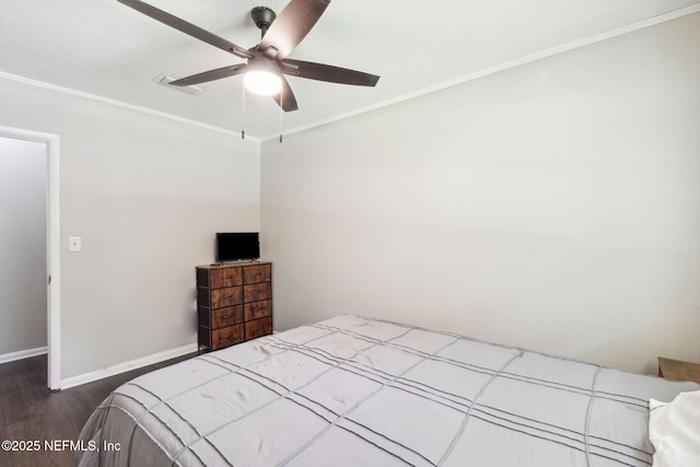 bedroom featuring ceiling fan, dark hardwood / wood-style floors, and crown molding