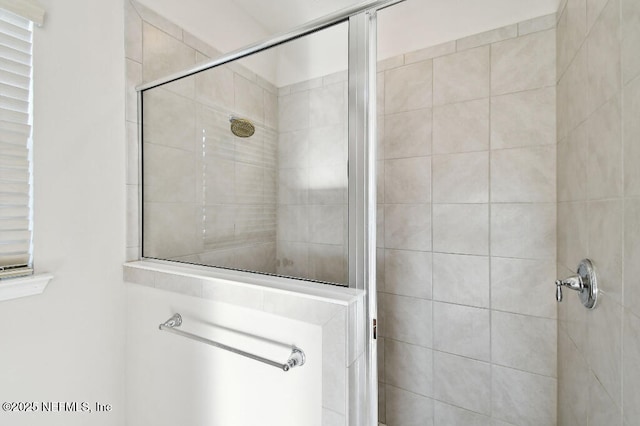 bathroom featuring tiled shower